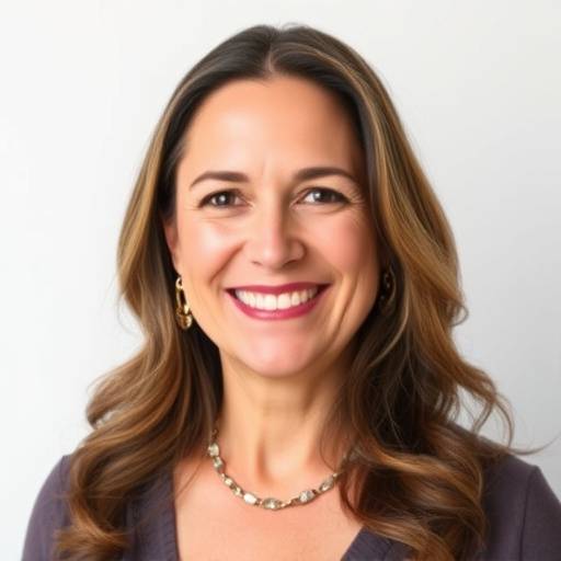 Foto de Maria Clara Albuquerque, fundadora e fonoaudióloga da Voz Clara, sorrindo.